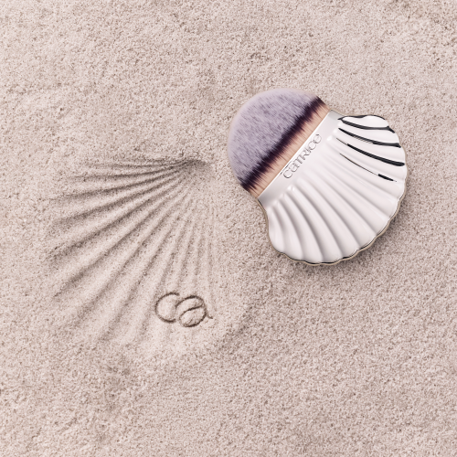 シマハイエナ　クォーツキャッツアイ SEASHELL STORIES Seashell Face & Body Brush – Catrice Cosmetics