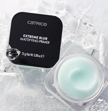 Meet your new blurring and mattifying essential: the Catrice Extreme Blur Mattifying Primer. This hydrating gel texture instantly mattifies and visibly evens out the complexion for a smoother-looking skin and a blurred complexion.